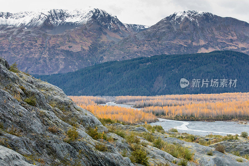 雪山山顶和景区基地