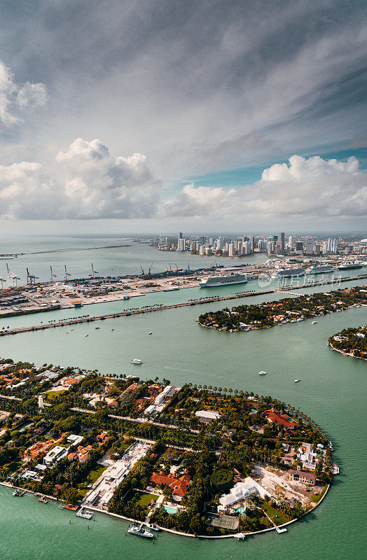 迈阿密的天际线，前景是港口
