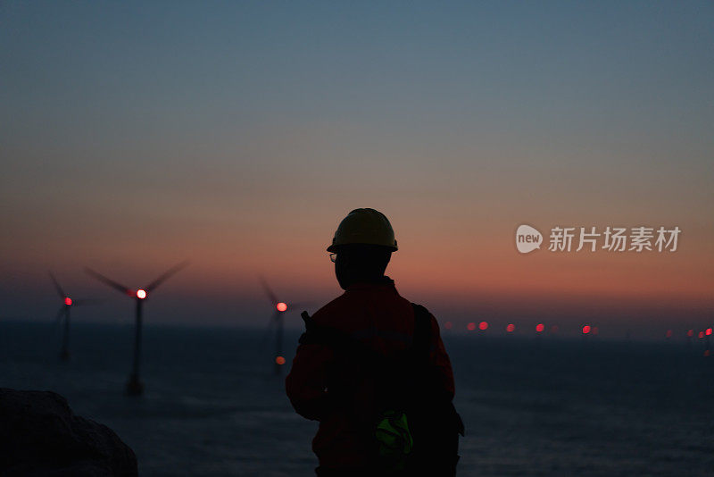 黎明时分海上风电场浪漫的天空