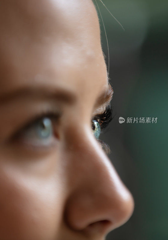 绿松石般的女性眼睛特写。