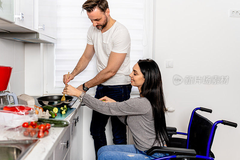 掀起了一场风暴。中年男子和他的残疾伴侣做了一顿美味的饭