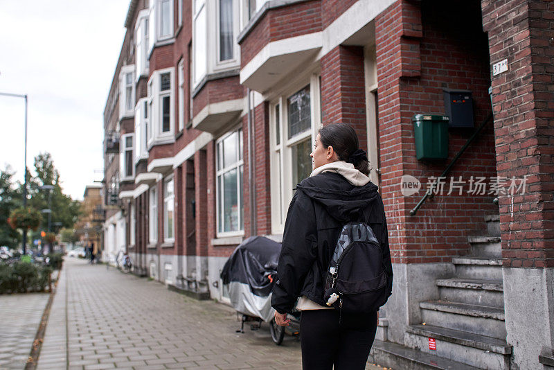 这个女人走在荷兰的大街上