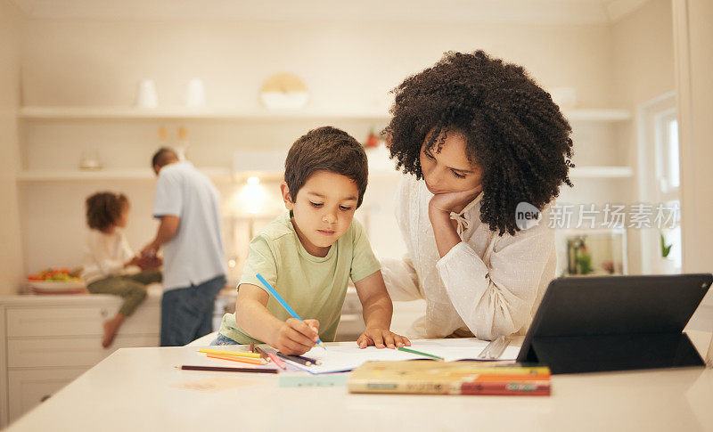妈妈，孩子和写作在家庭教育，电子学习和家庭支持或创造性发展在厨房。跨种族的母亲、父母和孩子在网上学校和教学中画画或上色