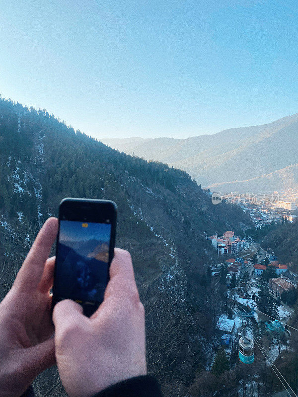 旅行者用智能手机捕捉Borjomi的冬季景观