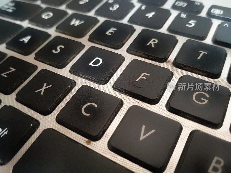 笔记本电脑上的黑色键盘键