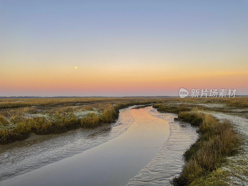 施埃尔蒙尼科格(Schiermonnikoog)初冬清晨的盐沼日出