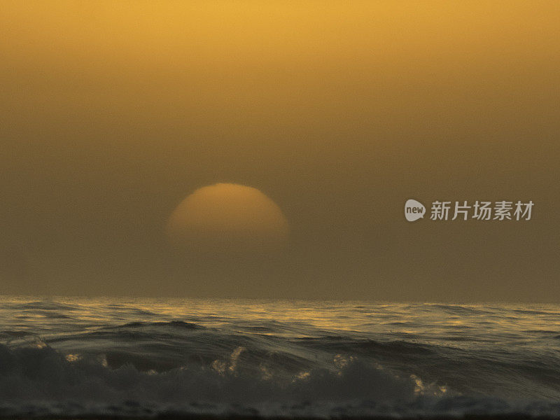 水面上的日落