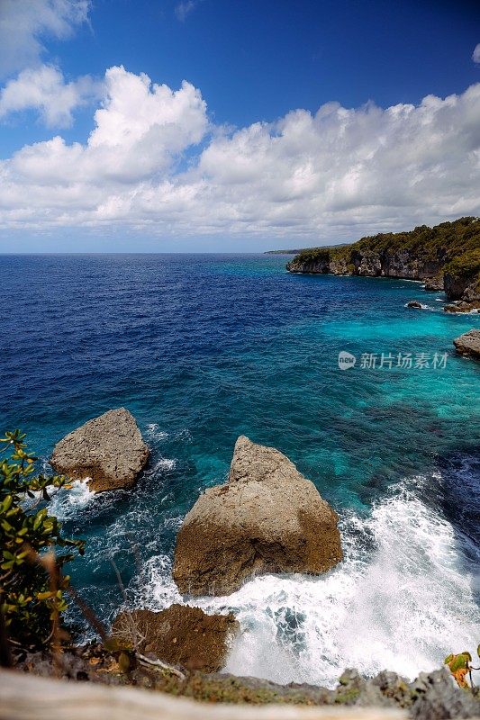 悬崖岩石形成与清晰的蓝天史诗视图