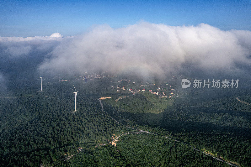 雾中的森林山上的风力发电