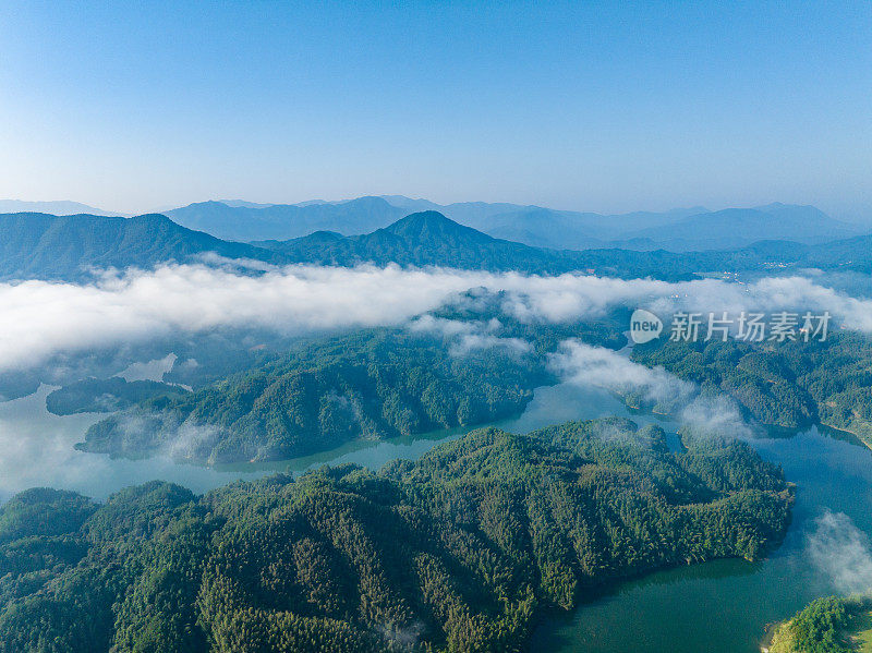 航拍山上美丽的日出和云海