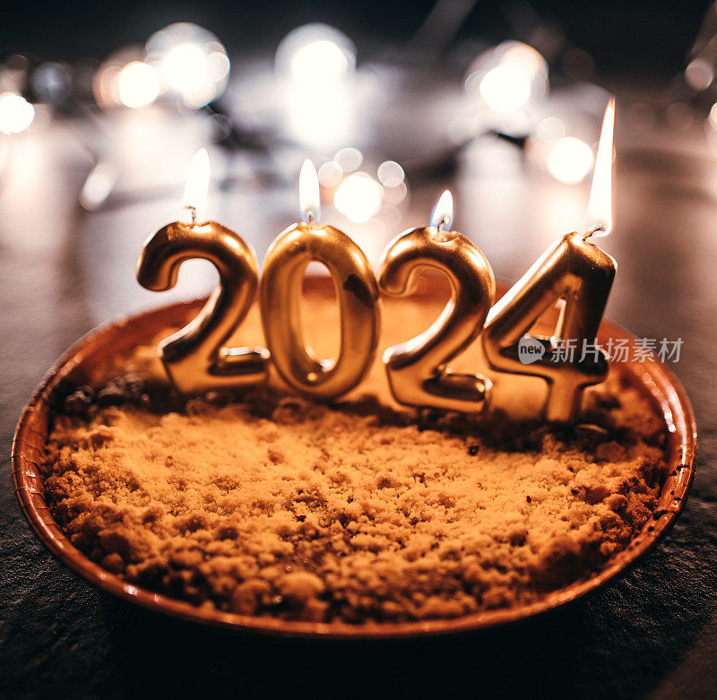 新年用2024蜡烛做的蛋糕