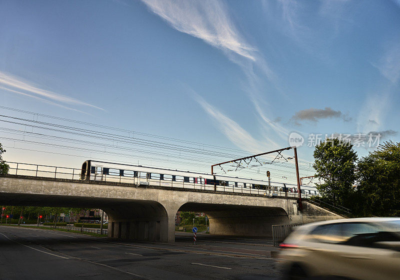 旅客列车在铁路桥上穿越公路