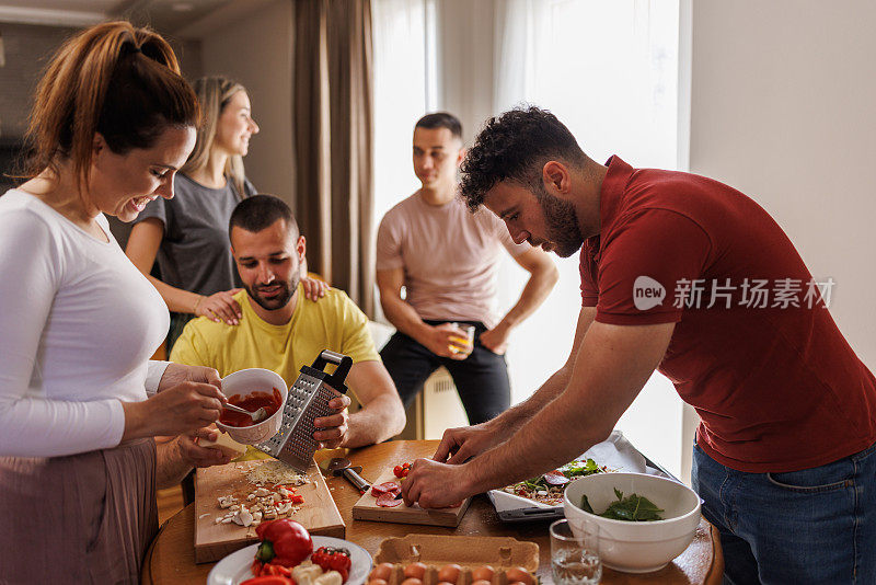 在自制披萨的制作过程中添加配料