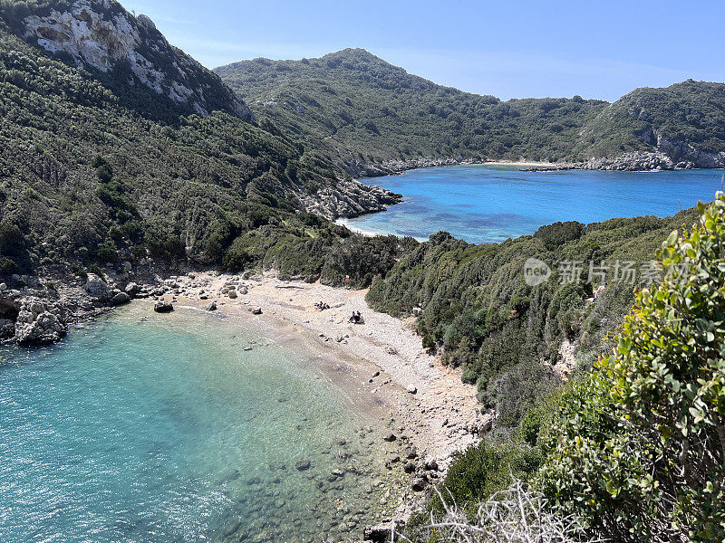 希腊科孚岛蒂莫尼港美丽的夏日全景海景。从岩石悬崖到清澈湛蓝的海湾和遥远的岛屿。一个独特的僻静海滩。