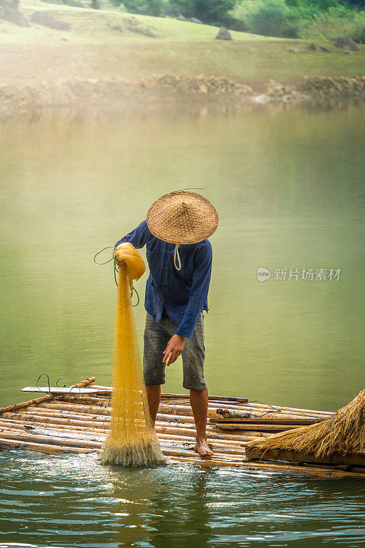 渔民在越南曹邦省特拉林的通山上的河上捕鱼，有湖泊，多云，自然