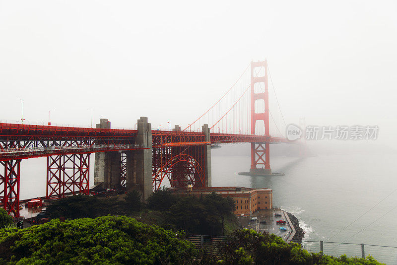 加州旧金山，晨雾中金门大桥上的汽车风景