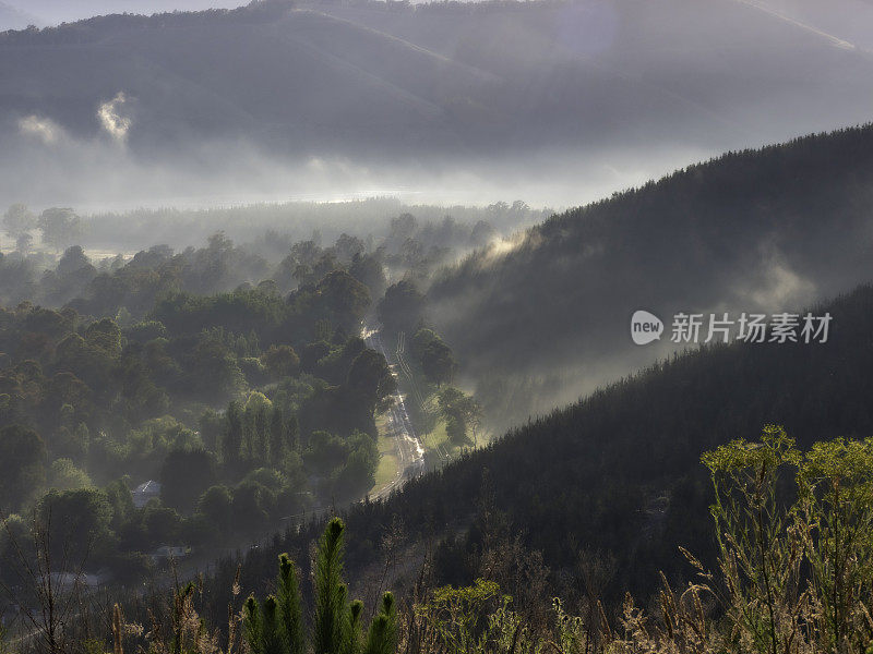 山谷和道路上忧郁的晨光