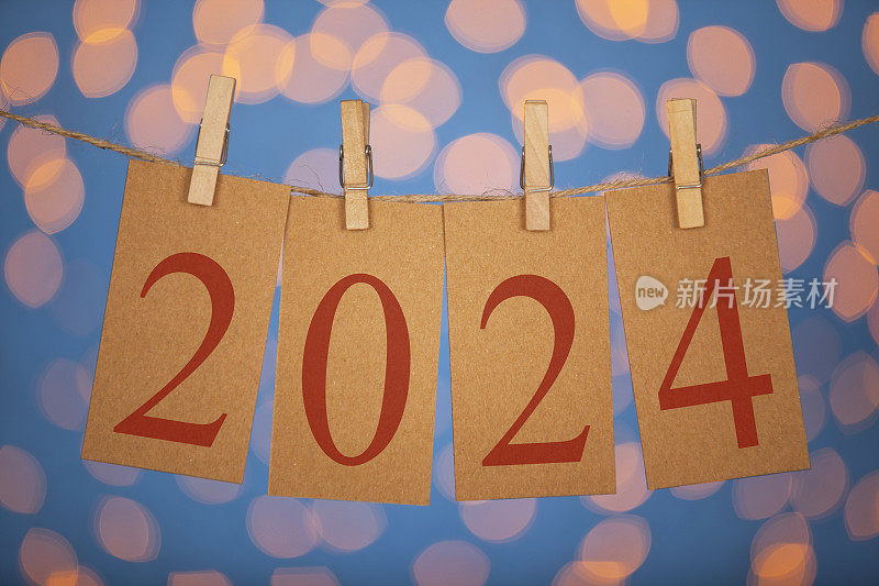 新年2024概念剪纸卡片和灯