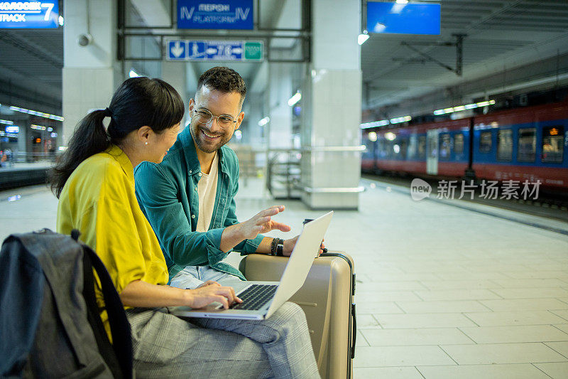 幸福的年轻夫妇在旅行时乘坐地铁