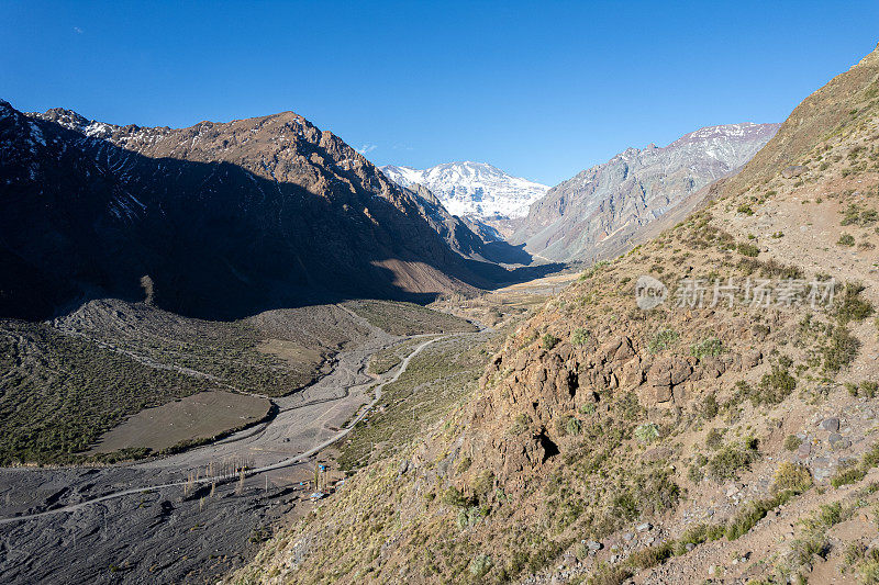 穿过卡洪德尔迈波山谷的道路通往智利圣地亚哥