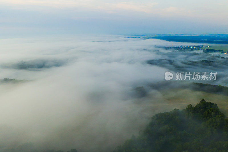 雾蒙蒙的早晨鸟瞰图。可持续的资源。无人机摄影。春天。可持续性。绿色经济的发展。