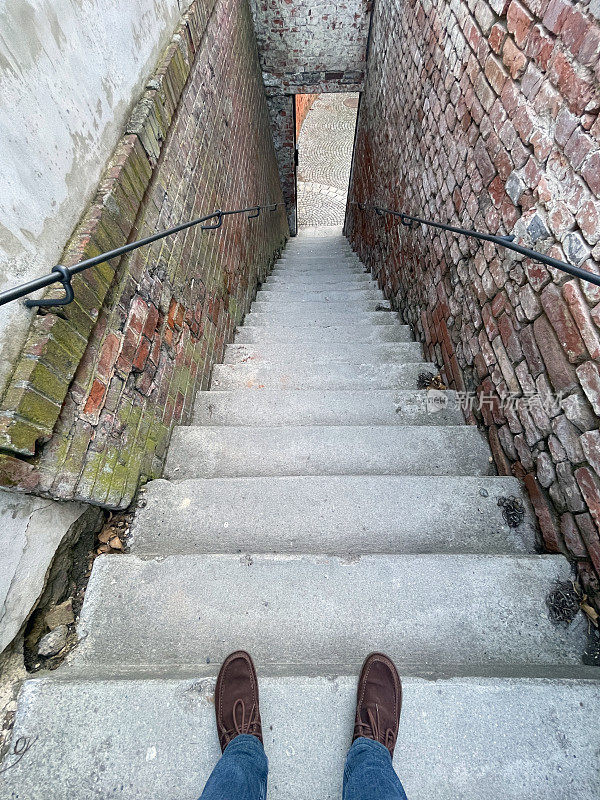 脚踩在楼梯上。