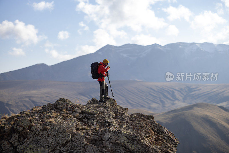 游客在日出时徒步登山