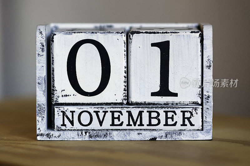 01年11月1日立方体日历放在木桌上