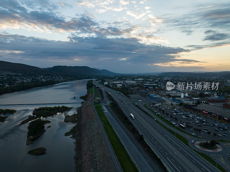 日落时分，宾夕法尼亚州威廉斯波特180号州际公路和萨斯奎哈纳河的鸟瞰图