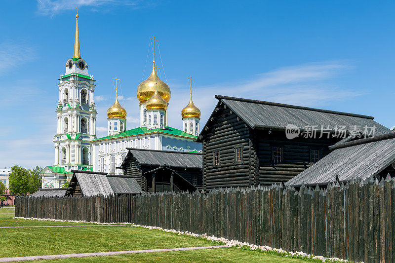 图拉市中心的石头堡垒是图拉克里姆林宫。16世纪的圣母升天大教堂和围城庭院。俄罗斯。图拉。