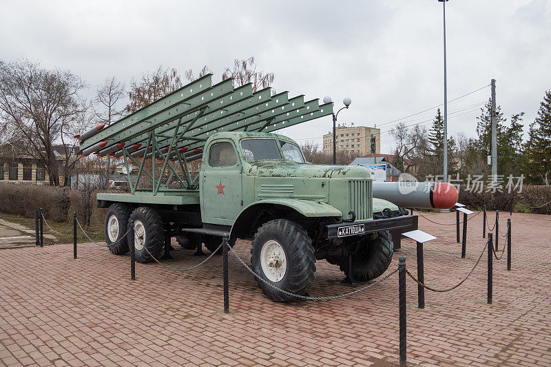 乌拉尔斯克胜利广场上的喀秋莎多管火箭炮展览。喀秋莎火箭筒。