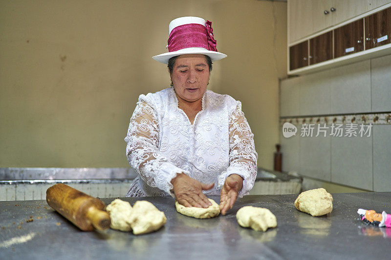 一位来自秘鲁小镇Oropesa的面包师正在用手揉面团制作chuta面包。
