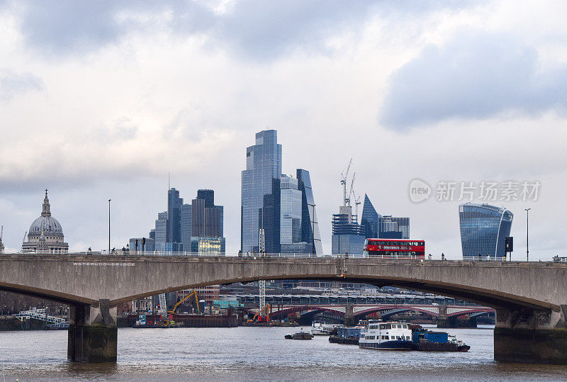 伦敦市和滑铁卢桥，英国