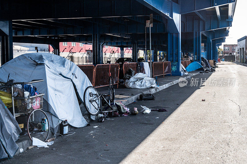 公路下的无家可归者营地