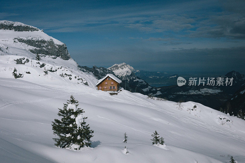 雪山上的山间小屋