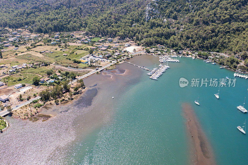 土耳其博兹布伦半岛的奥哈尼耶湾、基兹库穆海滩和奥哈尼耶村鸟瞰图。