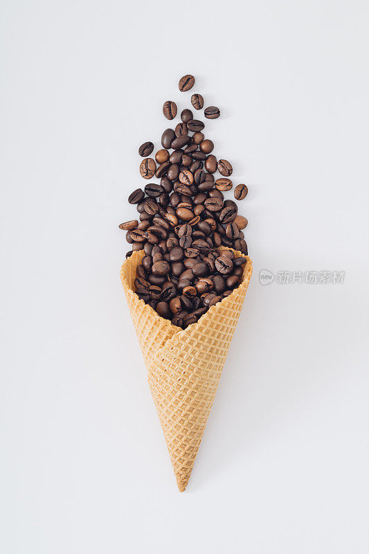 白底咖啡豆冰淇淋蛋筒。最小的夏季创意概念。时髦的冰淇淋和咖啡点子。独特的平坦布局。夏天的审美。