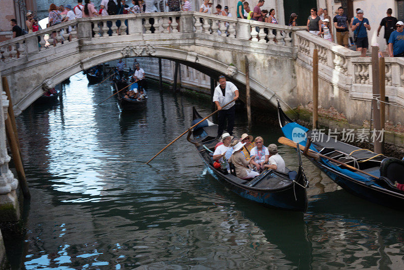 2019年6月17日，意大利威尼斯——威尼斯船夫。这是最常见的旅游景点。