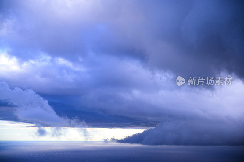 暴风雨前的戏剧性云图