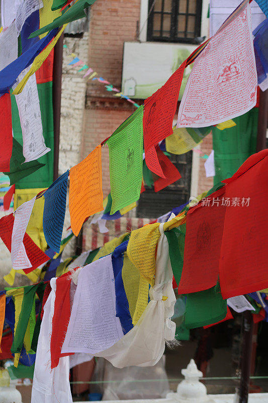 尼泊尔加德满都，博达那斯塔周围的街道上，成排的西藏经幡在微风中飘扬