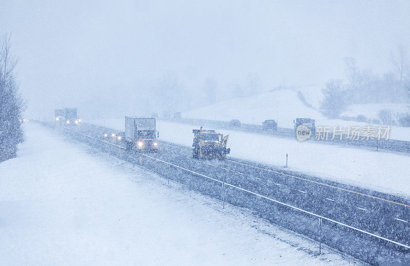 扫雪机正在清理冬季暴风雪NY州高速公路I-90高速公路