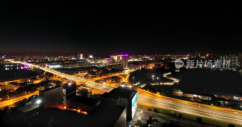 夜晚的城市高速公路