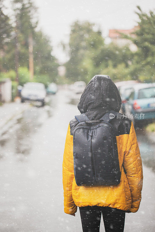 美丽的女人一边走一边下雪