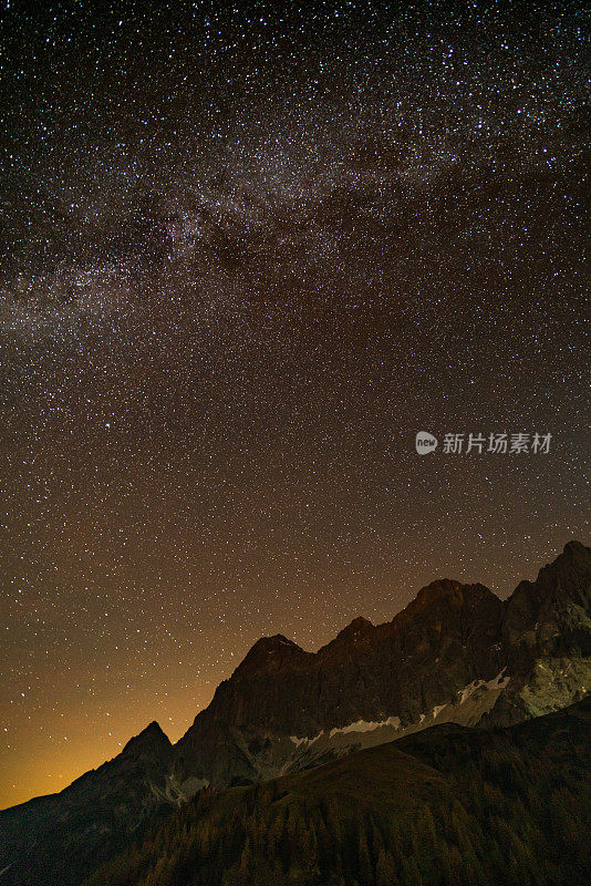 星星田野的天空越过山脉