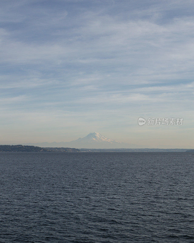 从西雅图和果园港之间的渡轮上看到的圣海伦山，美国华盛顿