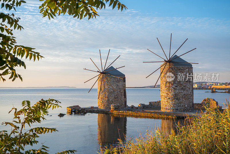 希腊奇奥斯岛奇奥斯镇海滩上的老式传统风车