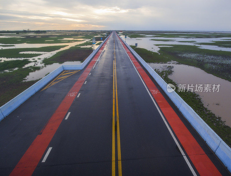 鸟瞰图的爱卡斋桥，彩色公路桥横跨泰国法塔隆省的塔莱诺伊湖