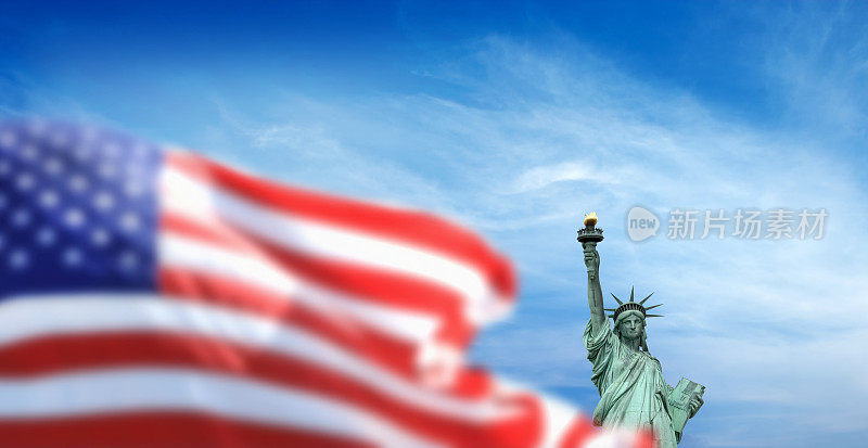 蓝天上的美国国旗和自由女神像