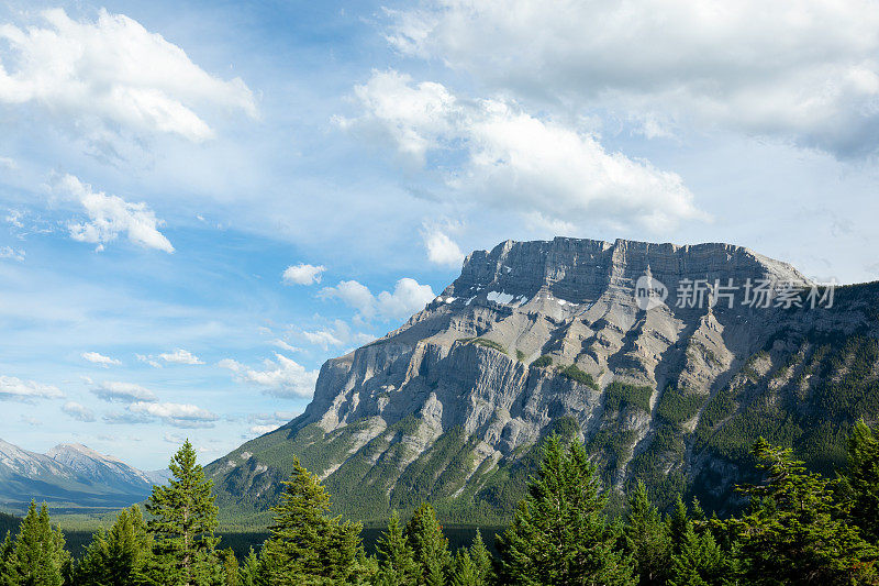 加拿大亚伯达省班夫的夏季伦德尔山