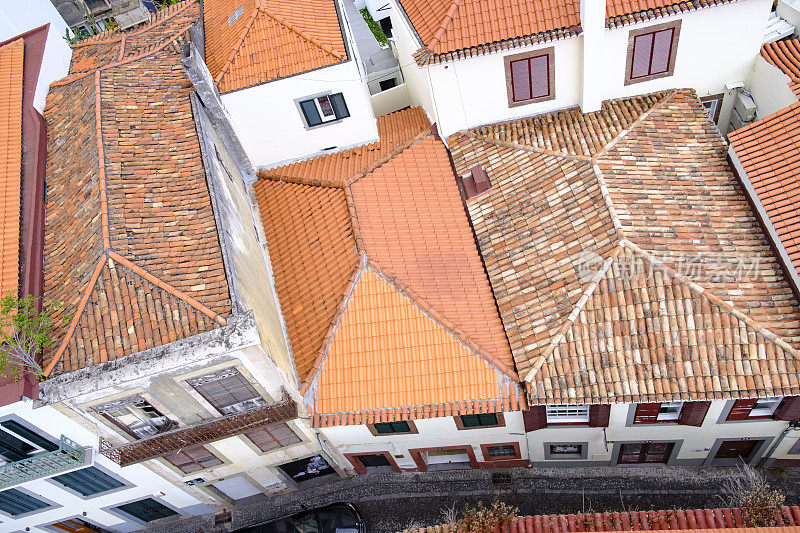 从海边到葡萄牙马德拉岛的蒙特岛的缆车上俯瞰芬查尔的屋顶